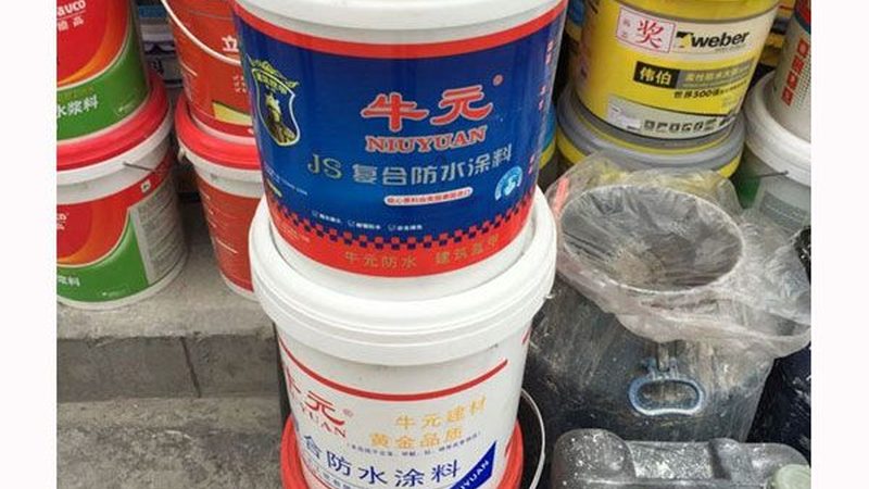 卫生间和屋面防水材料在成分、性能和施工工艺上存在一定的区别：